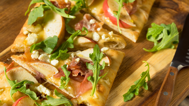 Pizza with arugula and apple pieces