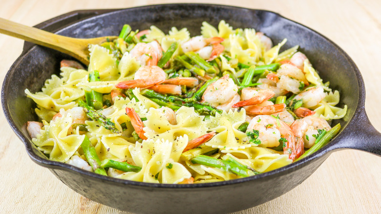 Bowtie pasta with asparagus and shrimp