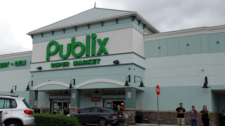 Front sign of a Publix market