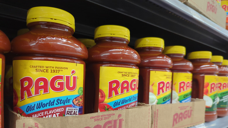 Jars of Ragú Old World Style marinara sauce on a shelf in a grocery store