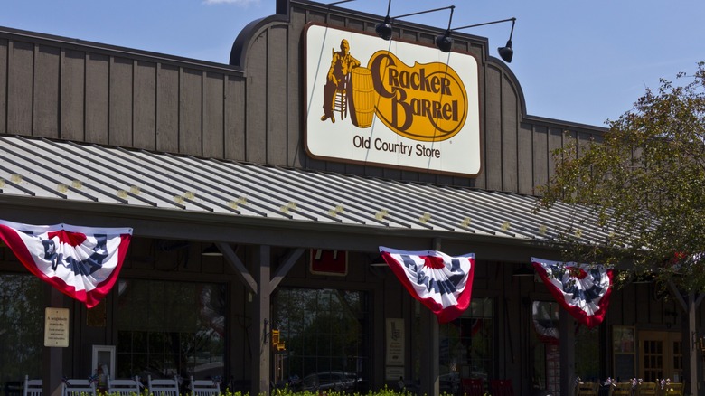 The storefront for a Cracker Barrel restaurant