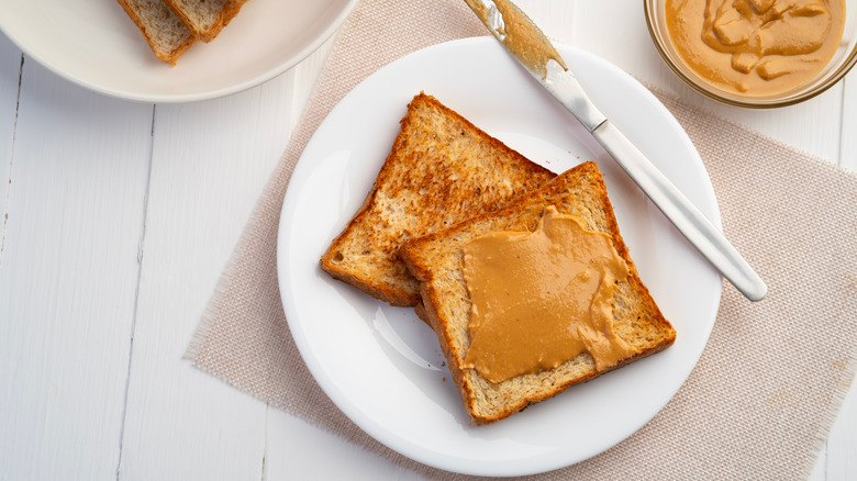 Toast with peanut butter