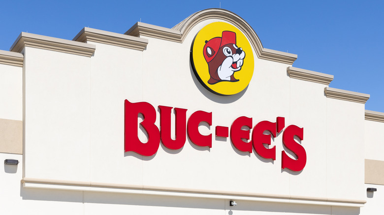 Buc-ee's exterior sign and logo