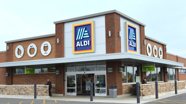 The front of an Aldi grocery store